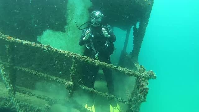 胡金秋眉骨染血依然砍下两双，助浙江东阳光药男篮主场赢北京